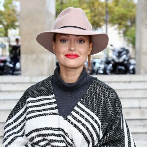 Caroline Receveur - Arrivées au défilé de mode "Agnès b", collection prêt-à-porter printemps-été 2016, au Palais de Tokyo à Paris. Le 6 Octobre 2015