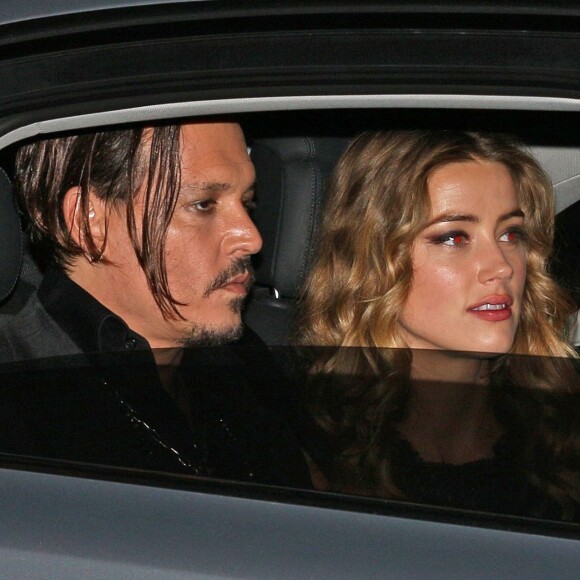 Johnny Depp et sa femme Amber Heard rentrent à leur hôtel après la première du film Black Mass à Londres, le 11 octobre 2015.