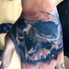 Nicolas des "Anges 8" partage sa séance de tatouage avec ses abonnés, sur Snapchat, lundi 30 mai 2016