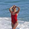 Exclusif - Kelly Rohrbach (qui joue le rôle de C.J Parker dans le film adapté de la série "Alerte à Malibu") lors d'une séance photo sexy sur la plage à Malibu, Los Angeles, le 23 mai 2016.