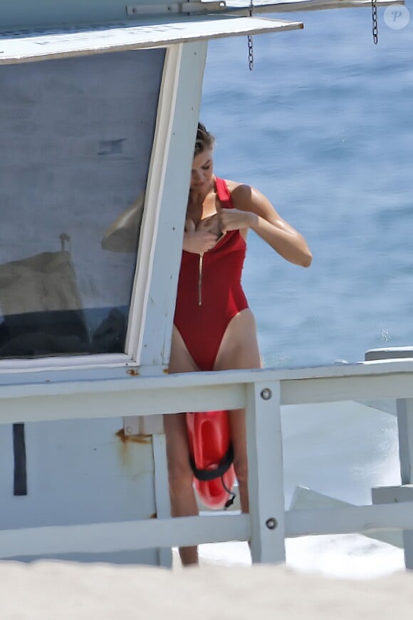 Exclusif - Kelly Rohrbach (qui joue le rôle de C.J Parker dans le film adapté de la série "Alerte à Malibu") lors d'une séance photo sexy sur la plage à Malibu, Los Angeles, le 23 mai 2016.