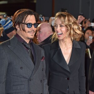 Johnny Depp et sa fiancée Amber Heard - Première du film "Charlie Mortdecai" à l'Empire, Leicester Square, à Londres, le 19 janvier 2015.