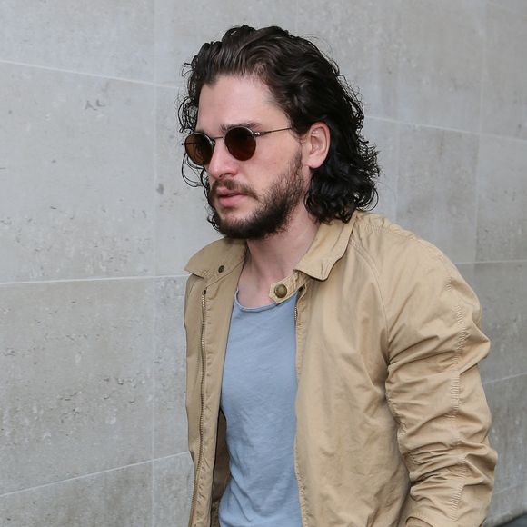 Kit Harington à la sortie des studios de la radio BBC Radio One à Londres, le 26 mai 2016.
