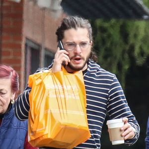 Kit Harington sort d'un supermarché Sainsburys à Londres, le 18 mai 2016.