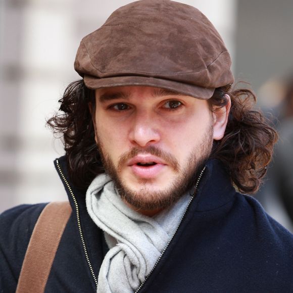 Kit Harington arrive au théâtre West End à Londres, le 28 avril 2016, où il joue dans la pièce de théâtre "'Doctor Faustus".