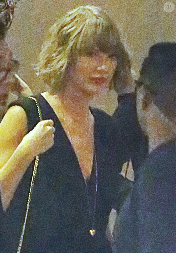 Taylor Swift pour la première fois en photo avec son collier en or en forme de coeur qui marque sa première année d'amour avec Calvin Harris. Sur le bijou est gravée la date "3-6 2015", évoquant le jour inoubliable de la première rencontre des deux amoureux. Elle arbore son pendentif sur un beau décolleté plongeant, lors d'une sortie au restaurant The Church Key, où elle a été dîner avec deux amies, à Los Angeles le 9 mars 2016