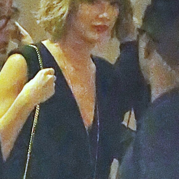 Taylor Swift pour la première fois en photo avec son collier en or en forme de coeur qui marque sa première année d'amour avec Calvin Harris. Sur le bijou est gravée la date "3-6 2015", évoquant le jour inoubliable de la première rencontre des deux amoureux. Elle arbore son pendentif sur un beau décolleté plongeant, lors d'une sortie au restaurant The Church Key, où elle a été dîner avec deux amies, à Los Angeles le 9 mars 2016