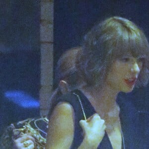 Taylor Swift pour la première fois en photo avec son collier en or en forme de coeur qui marque sa première année d'amour avec Calvin Harris. Sur le bijou est gravée la date "3-6 2015", évoquant le jour inoubliable de la première rencontre des deux amoureux. Elle arbore son pendentif sur un beau décolleté plongeant, lors d'une sortie au restaurant The Church Key, où elle a été dîner avec deux amies, à Los Angeles le 9 mars 2016