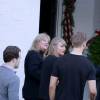 Taylor Swift se rend avec son compagnon Calvin Harris et ses parents, Scott et Andrea, chez des amis pour fêter son anniversaire à Beverly Hills. Le 13 décembre 2015