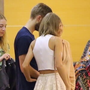 Taylor Swift et son petit ami Calvin Harris rejoignent Gigi Hadid, Joe Jonas, Jessica Alba, les soeurs Haim (Danielle, Este, Alana), et d'autres amis à la "Soho House" avant d'aller déjeuner au "Plan Check Kitchen and Bar" à Hollywood, le 15 juin 2015.