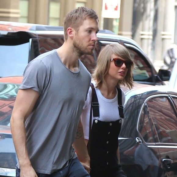 Taylor Swift et son petit-ami Calvin Harris sortent d'un restaurant à New York, le 28 mai 2015.