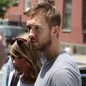 Taylor Swift et son petit-ami Calvin Harris sortent d'un restaurant à New York, le 28 mai 2015.