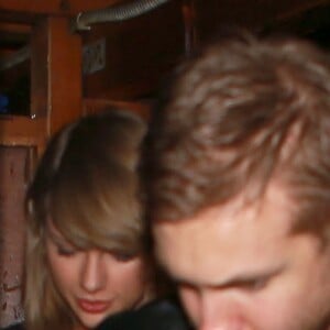 Taylor Swift et le DJ Calvin Harris confirment leur relation amoureuse en sortant main dans la main du club Troubadour à West Hollywood. Le 2 avril 2015