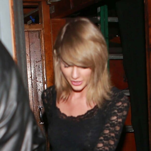 Taylor Swift et le DJ Calvin Harris confirment leur relation amoureuse en sortant main dans la main du club Troubadour à West Hollywood. Le 2 avril 2015