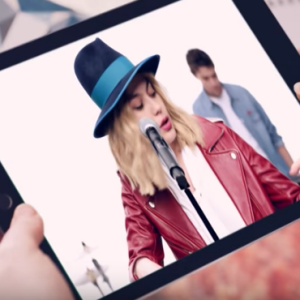 Louane dans le clip pour la pub Maybelline : Colorshow
