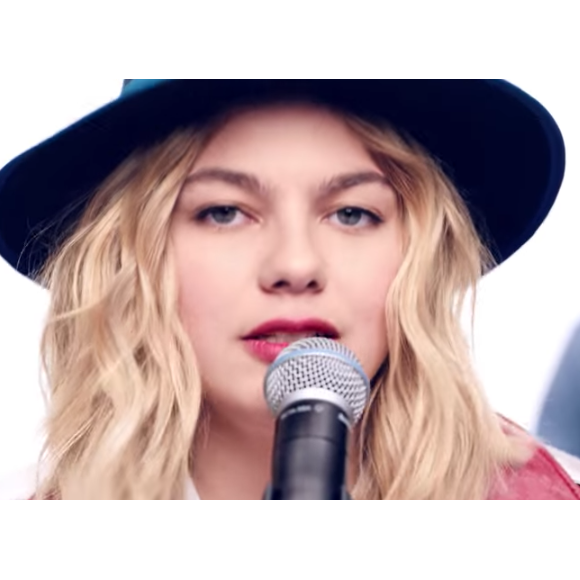 Louane Emera dans le clip pour la pub Maybelline : Colorshow