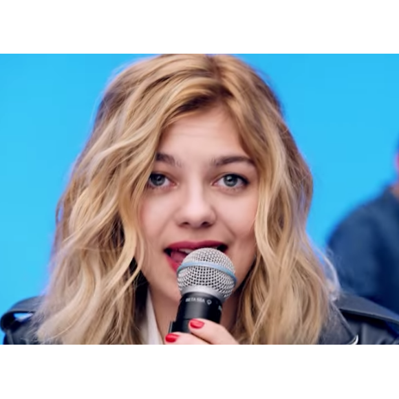 La chanteuse Louane Emera dans le clip pour la pub Maybelline : Colorshow