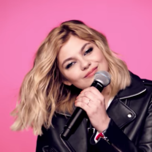 Louane Emera dans le clip pour la pub Maybelline : Colorshow