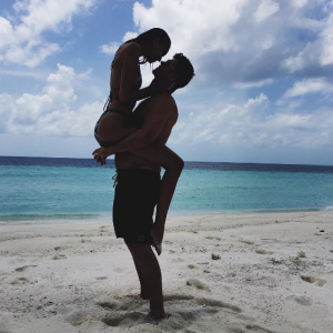 La bombe April Love Geary profite de ses vacances aux Maldives avec son amoureux, le chanteur Robin Thicke. Photo publiée sur Instagram, le 2 juin 2016.