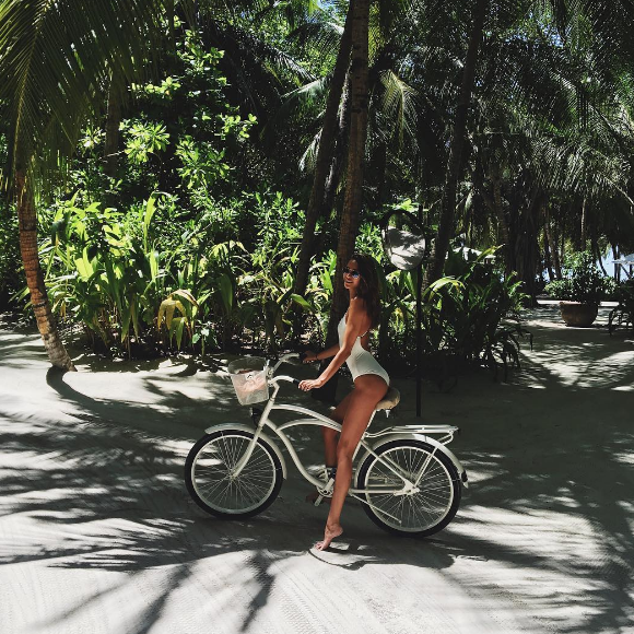 La bombe April Love Geary profite de ses vacances aux Maldives avec son amoureux, le chanteur Robin Thicke. Photo publiée sur Instagram, le 31 mai 2016.