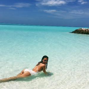 La bombe April Love Geary profite de ses vacances aux Maldives avec son amoureux, le chanteur Robin Thicke. Photo publiée sur Instagram, le 31 mai 2016.