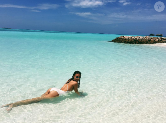 La bombe April Love Geary profite de ses vacances aux Maldives avec son amoureux, le chanteur Robin Thicke. Photo publiée sur Instagram, le 31 mai 2016.