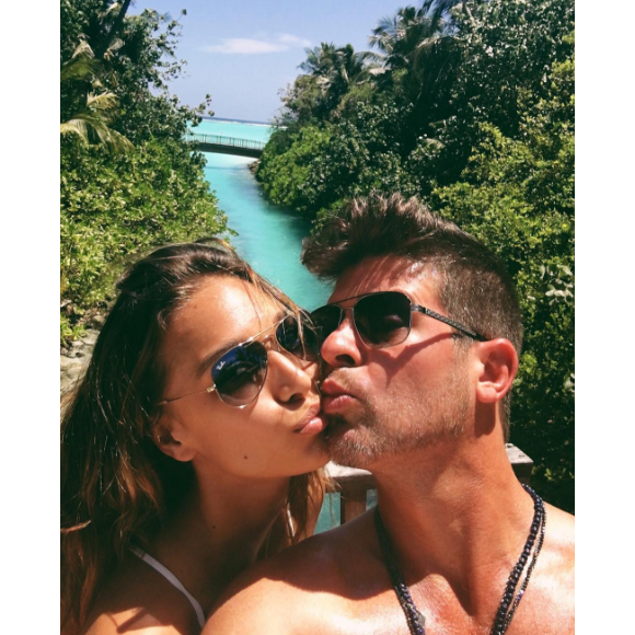 La bombe April Love Geary profite de ses vacances aux Maldives avec son amoureux, le chanteur Robin Thicke. Photo publiée sur Instagram, le 30 mai 2016.