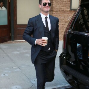 Robin Thicke sort d'un immeuble à New York, le 26 août 2015, pour aller monter dans une voiture.