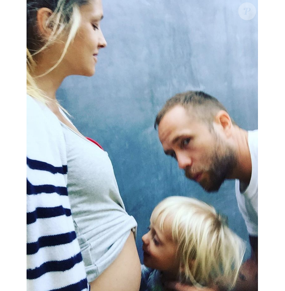 Teresa Palmer dévoile son ventre rond avec son mari Mark Webber et leur fils Bodhi. (photo postée le 27 mai 2016).