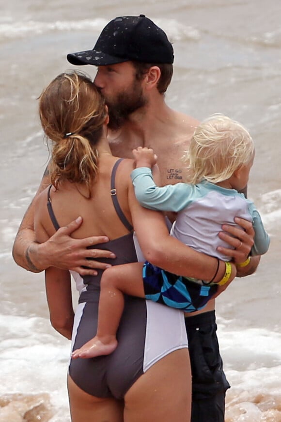 Teresa Palmer passe une journée en famille avec son mari Mark Webber et leur fils Bodhi sur une plage à Hawaii, le 2 juin 2015