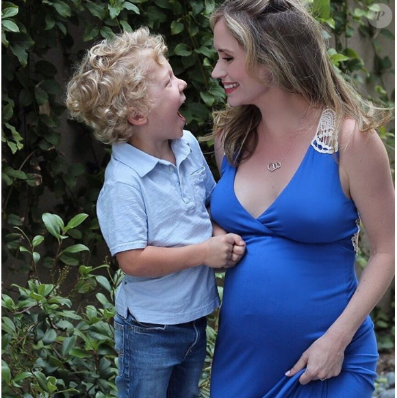 Ashley Jones a publié une photo d'elle enceinte avec son beau-fils Huck sur sa page Instagram, au mois de mai 2016