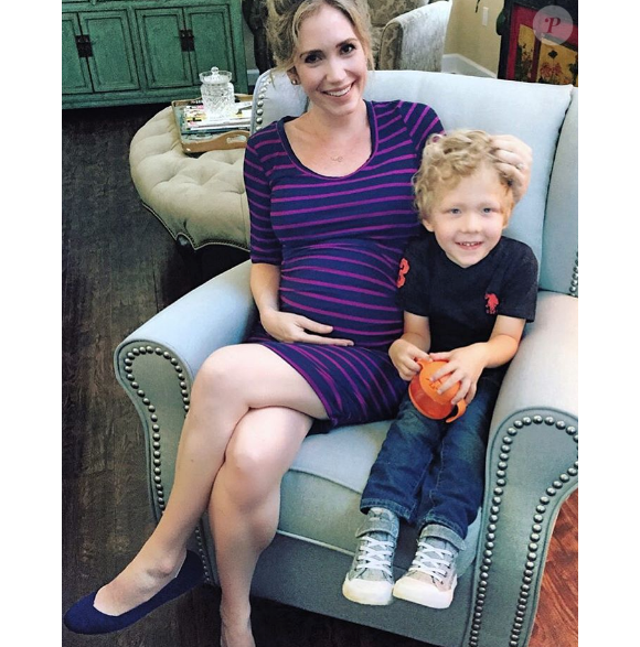 Ashley Jones a publié une photo d'elle enceinte et son beau-fils Huck sur sa page Instagram, au mois de mai 2016