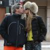 Exclusif - Elle Macpherson et son mari Jeffrey Soffer s'embrassent lors de leurs vacances à Aspen, le 20 décembre 2014.