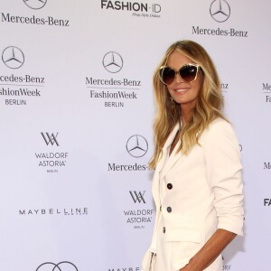 Elle MacPherson au défilé de mode Marc Cain lors de la fashion week de Berlin. Le 7 juillet 2015