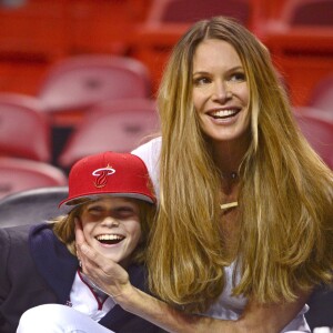 Elle MacPherson assiste avec son plus jeune fils Aurelius Busson a un match de basketball de l'equipe Heat Miami a Miami, le 7 janvier 2014.