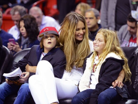 Elle MacPherson assiste avec son plus jeune fils Aurelius Busson à un match de basketball de l'equipe Heat Miami a Miami, le 7 janvier 2014.
