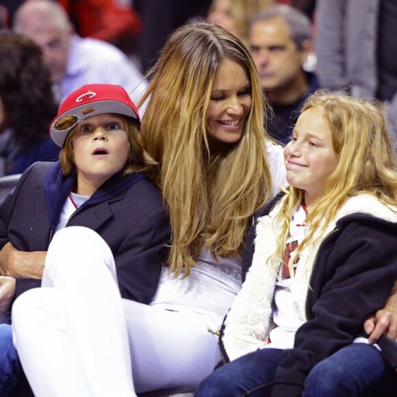 Elle MacPherson assiste avec son plus jeune fils Aurelius Busson à un match de basketball de l'equipe Heat Miami a Miami, le 7 janvier 2014.