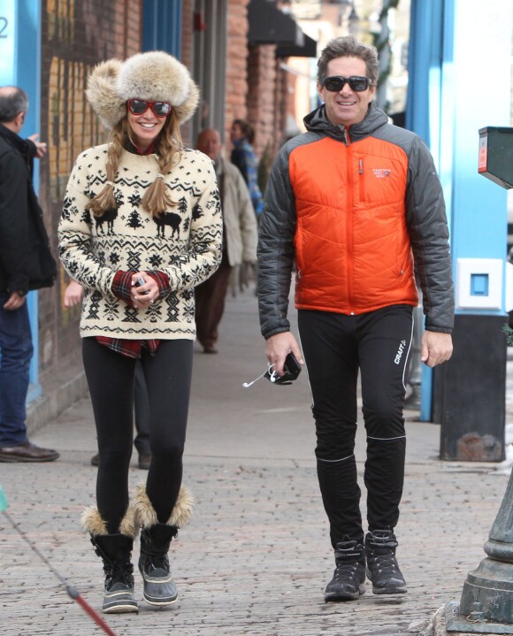 Elle Macpherson se promene avec son mari Jeffrey Soffer a Aspen dans le Colorado le 19 decembre 2013.