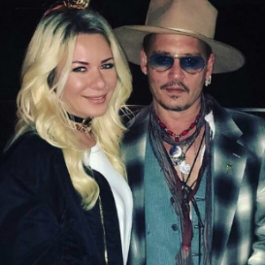 Lalu Madalina, mannequin roumain, pose avec Johnny Depp après un concert des Hollywood Vampires (photo postée le 3 juin 2016)