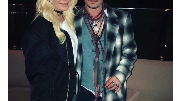 Johnny Depp pose avec des bombes et continue d'ignorer Amber Heard