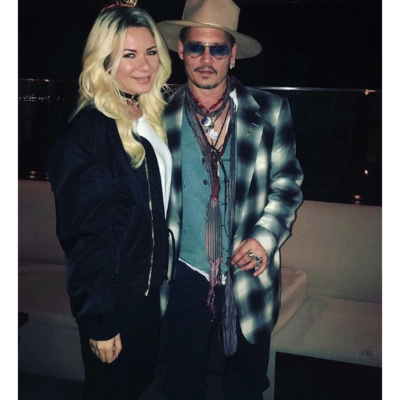 Lalu Madalina, mannequin roumain, pose avec Johnny Depp après un concert des Hollywood Vampires (photo postée le 3 juin 2016)