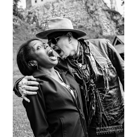 Johnny Depp avec Amber Winona au Bran Castle (photo postée le 5 juin 2016)
