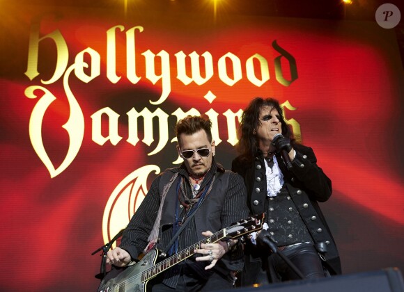 Johnny Depp et Alice Cooper en concert avec leur groupe les "Hollywood Vampires", dans l'ancienne prison Fængslet à Hornsens, Danemark. Le 1er juin 2016.