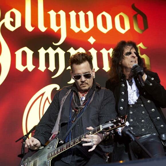 Johnny Depp et Alice Cooper en concert avec leur groupe les "Hollywood Vampires", dans l'ancienne prison Fængslet à Hornsens, Danemark. Le 1er juin 2016.