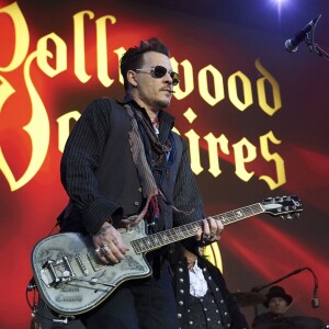 Johnny Depp et Alice Cooper en concert avec leur groupe les "Hollywood Vampires", dans l'ancienne prison Fængslet à Hornsens, Danemark. Le 1er juin 2016.