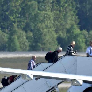 Johnny Depp et les membres de son groupe les Hollywood Vampires dont Alice Cooper et Joe Perry montent dans un jet à l'aéroport de Arlanda à Stockholm, le 31 mai 2016 au lendemain du concert du groupe. Johnny Depp salut le pilote en montant à bord.