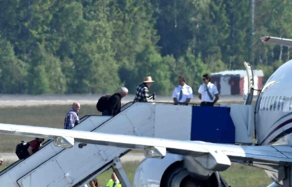 Johnny Depp et les membres de son groupe les Hollywood Vampires dont Alice Cooper et Joe Perry montent dans un jet à l'aéroport de Arlanda à Stockholm, le 31 mai 2016 au lendemain du concert du groupe. Johnny Depp salut le pilote en montant à bord.