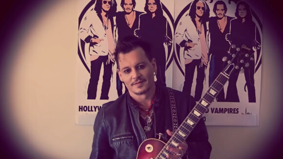 Johnny Depp souriant sur une vidéo promotionnelle.