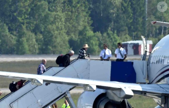 Johnny Depp et les membres de son groupe les Hollywood Vampires dont Alice Cooper et Joe Perry montent dans un jet à l'aéroport de Arlanda à Stockholm, le 31 mai 2016 au lendemain du concert du groupe.