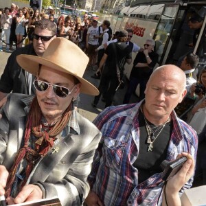 Johnny Depp signe des autographes à ses fans à la sortie du Grand Hôtel à Stockholm, le 31 mai 2016 où il a donné avec son groupe les Hollywood Vampires un concert la veille.